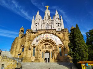 Kuil Hati Kudus: Keindahan Arsitektur dan Spiritualitas di Barcelona