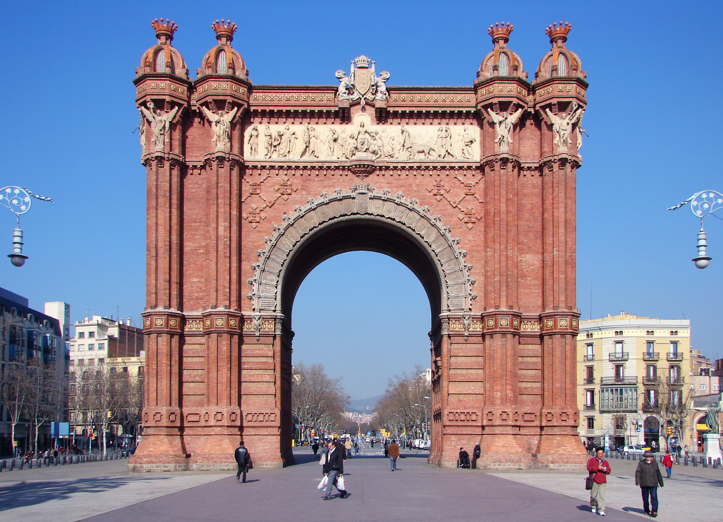 Arc de Triomphe di Barcelona: Ikon Arsitektur yang Memikat