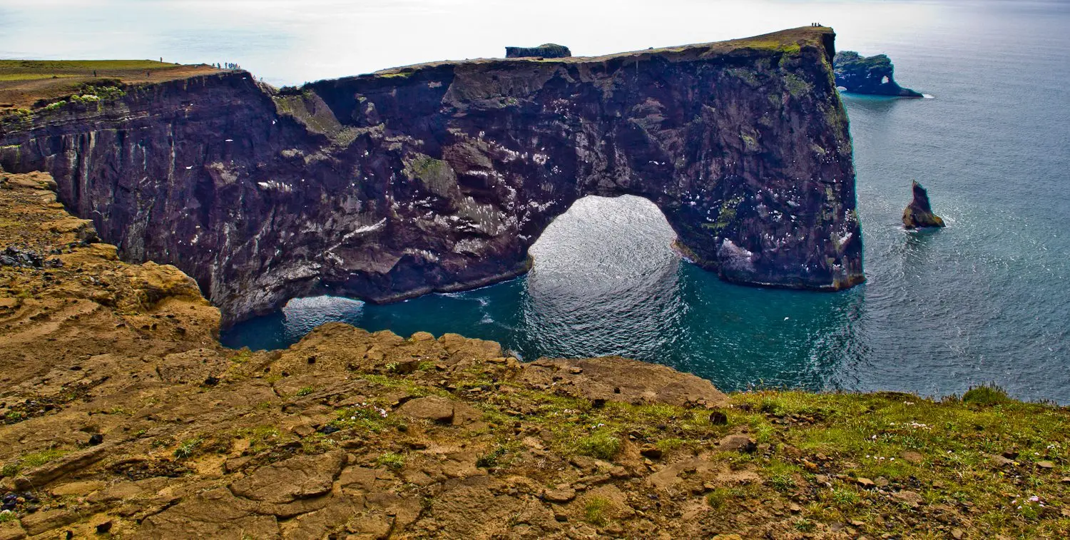 Tanjung Dyrhólaey: Gerbang Batu Ikonik di Pantai Selatan Islandia