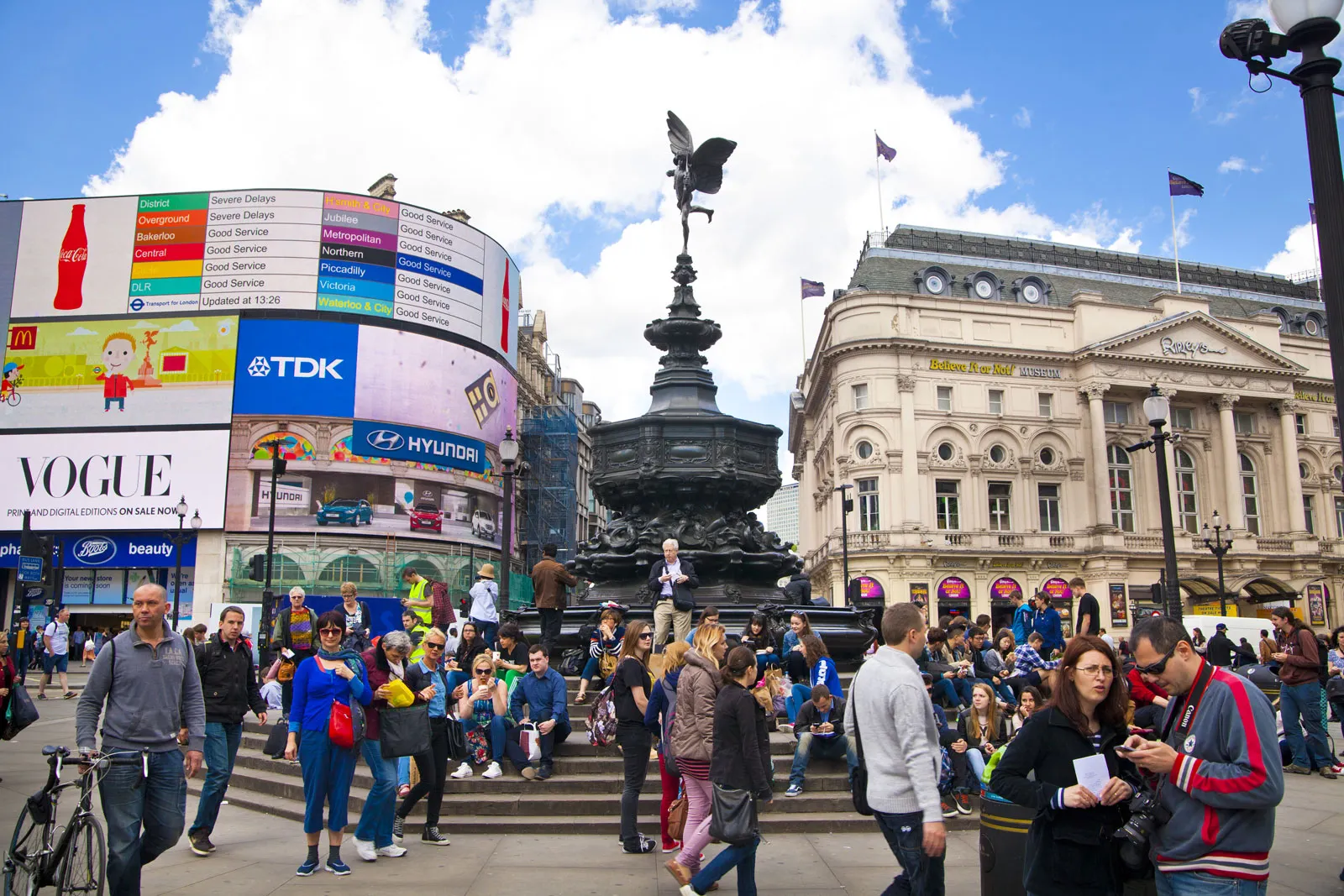 Keindahan Piccadilly Circus: Pusat Gemerlap dan Energi Kota London