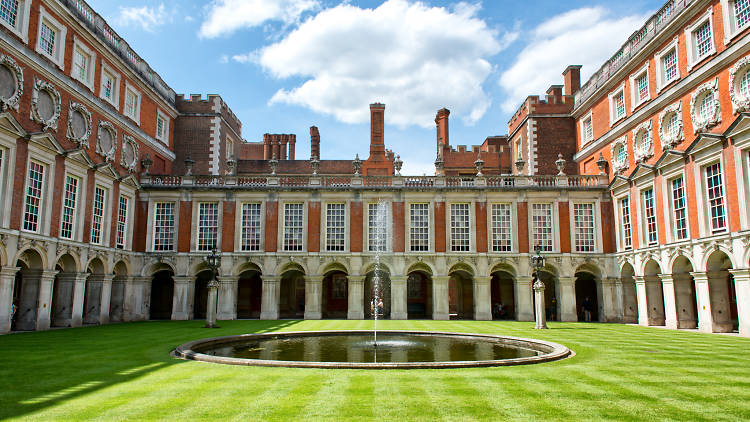 Hampton Court Palace: Kejayaan Sejarah dan Arsitektur yang Menakjubkan