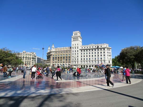 Plaza Catalunya: Pusat Kehidupan Barcelona yang Dinamis