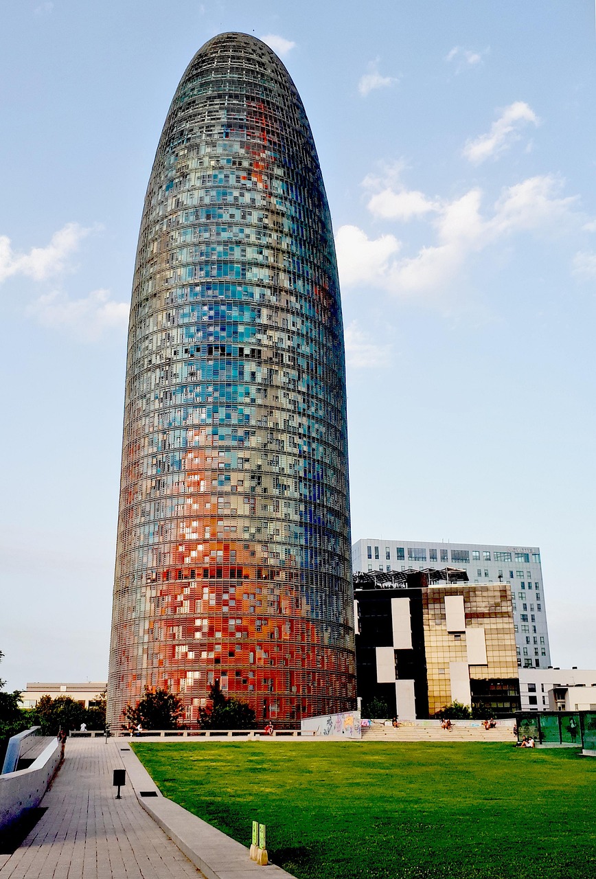 Menara Agbar: Ikon Arsitektur Modern Barcelona