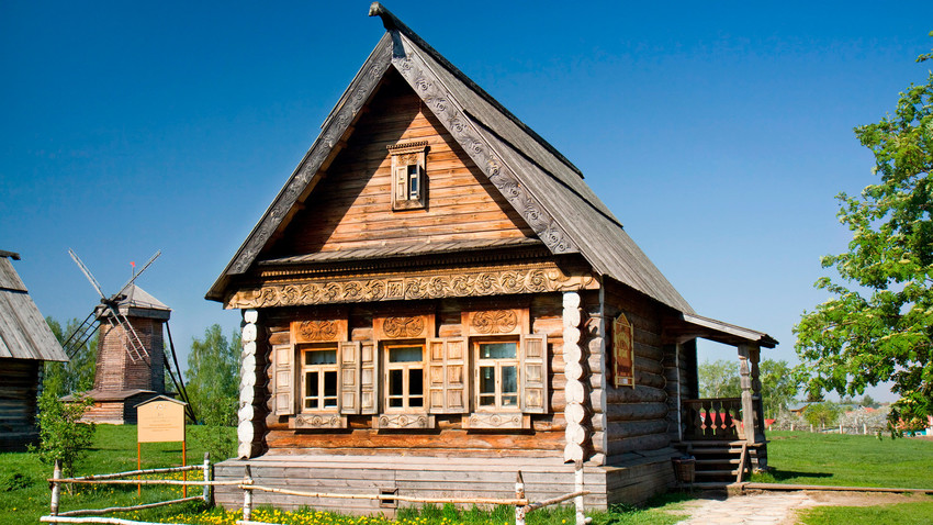 Gaya Rumah Tradisional Izba: Keindahan Rustik di Rusia