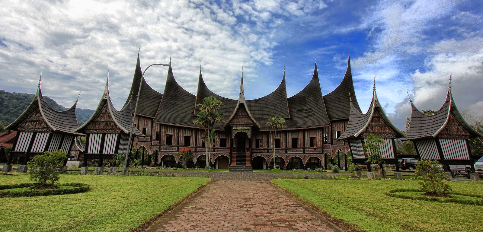 Keindahan Arsitektur Rumah Gadang Tradisional