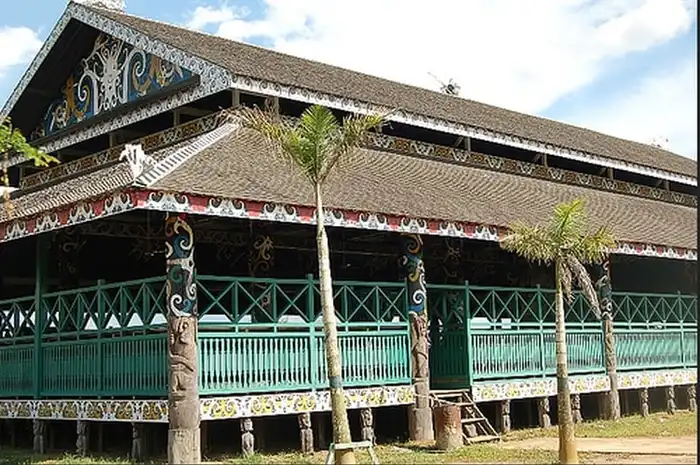 Keindahan dan Ciri Khas Rumah Adat Rumah Lamin Indonesia