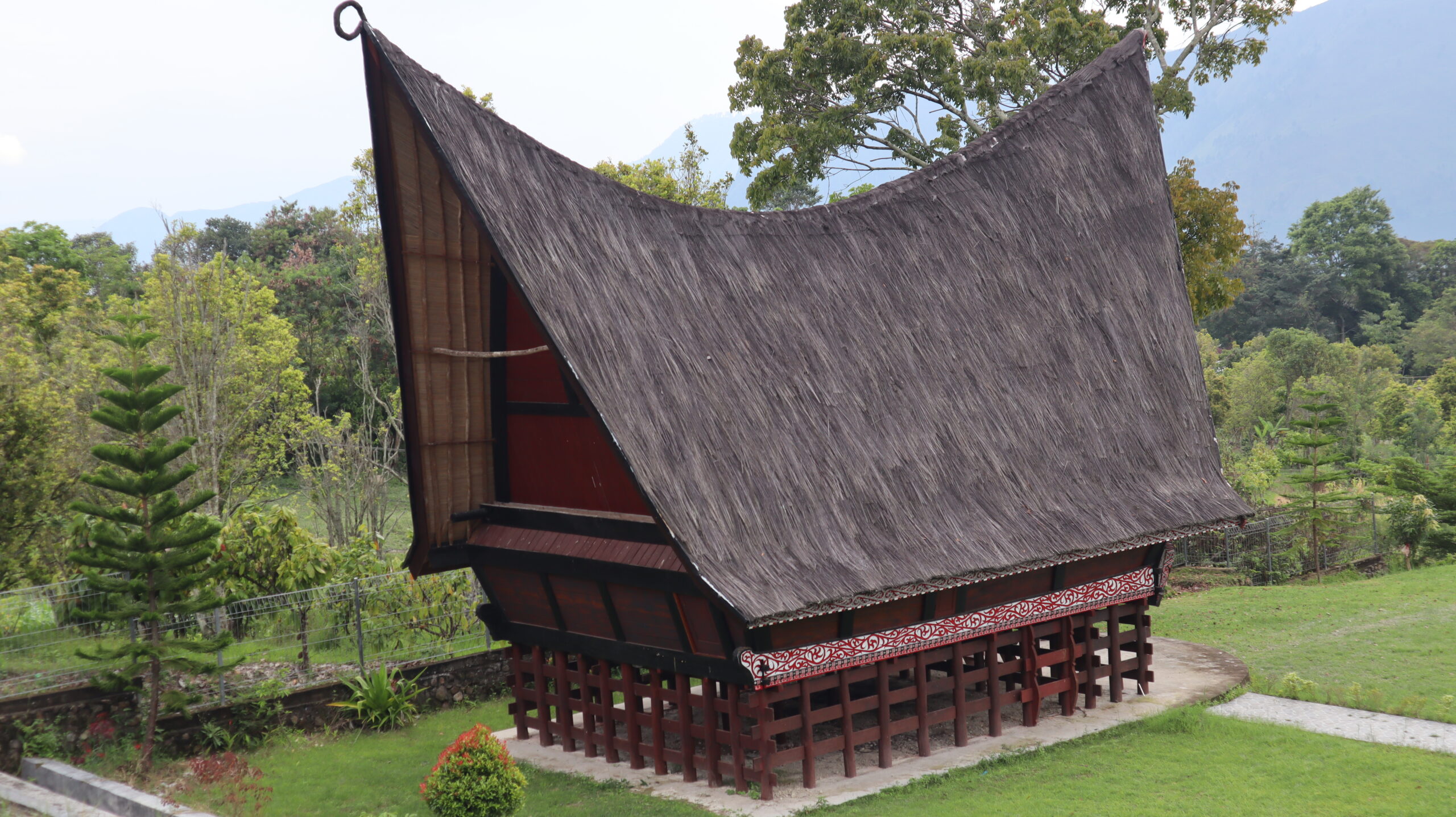 Keindahan dan Makna Rumah Adat Ruma Bolon di Sumatera Utara