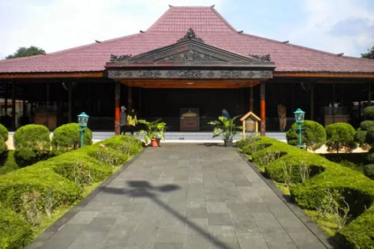 Keindahan dan Sejarah Rumah Adat Bangsal Kencono di Jawa Tengah