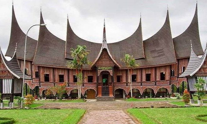 Keindahan Rumah Adat Rumah Gonjong Ampek Baanjuang di Sumatera Barat