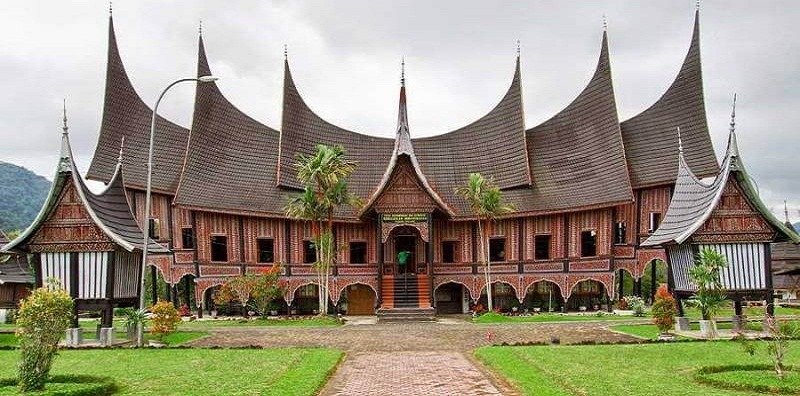 Keindahan Rumah Adat Rumah Gonjong Ampek Baanjuang di Sumatera Barat