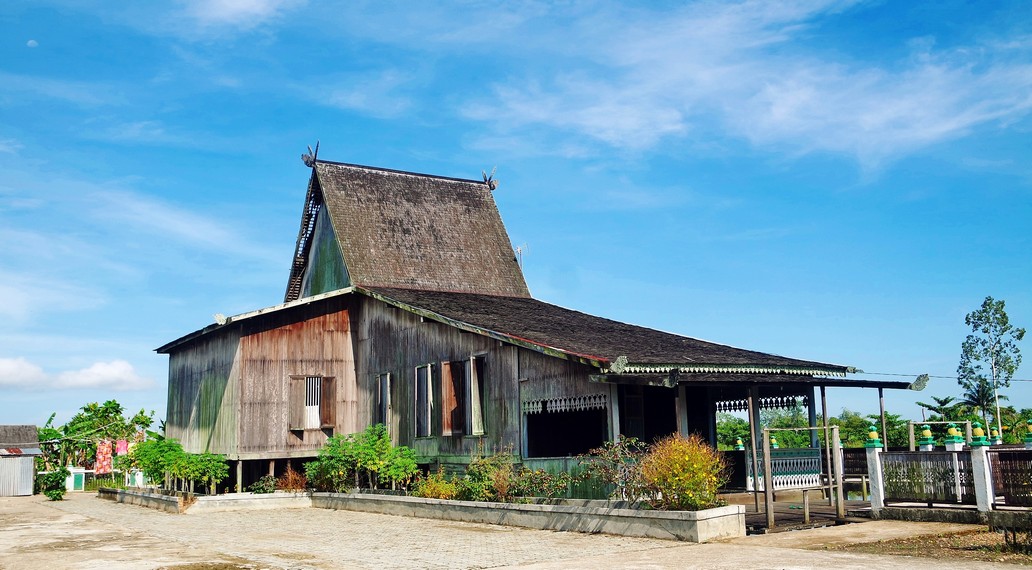Keunikan Rumah Adat Bubungan Tinggi dari Kalimantan Barat