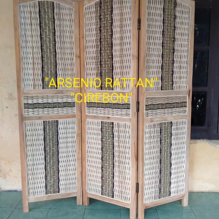 Pilihan Partisi Ruangan Sketsel Rotan Mahoni yang Unik dan Elegan