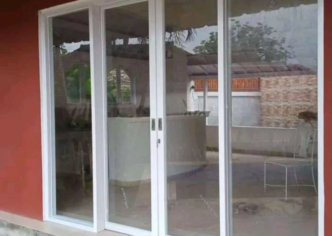 Pintu Kaca Besar Mewah dan Transparan untuk Tampilan Elegan