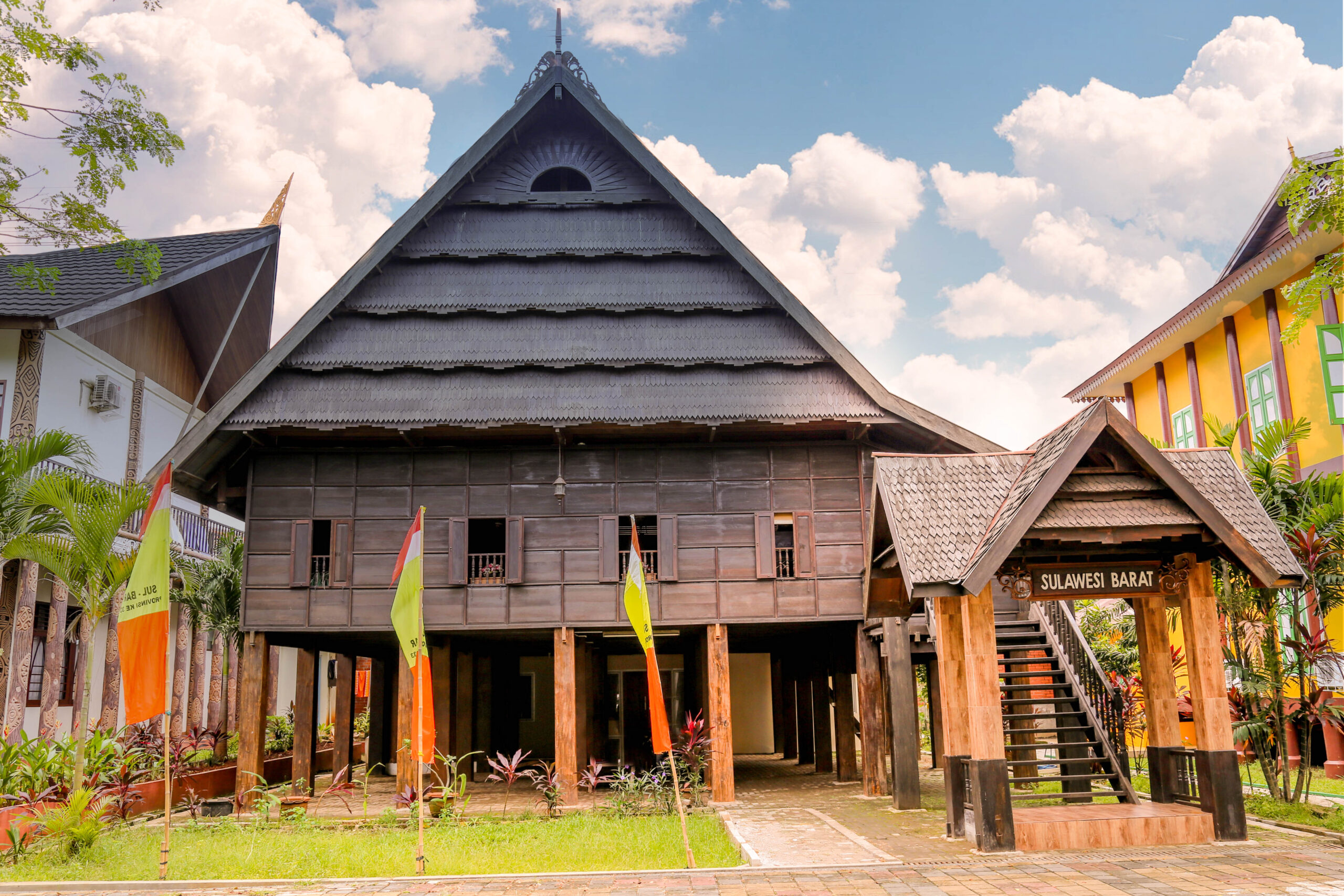 Rumah Adat Suku Mandar: Keindahan dan Warisan Budaya Sulawesi