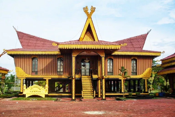 Keindahan dan Arti Rumah Adat Rumah Balai Selaso Jatuh
