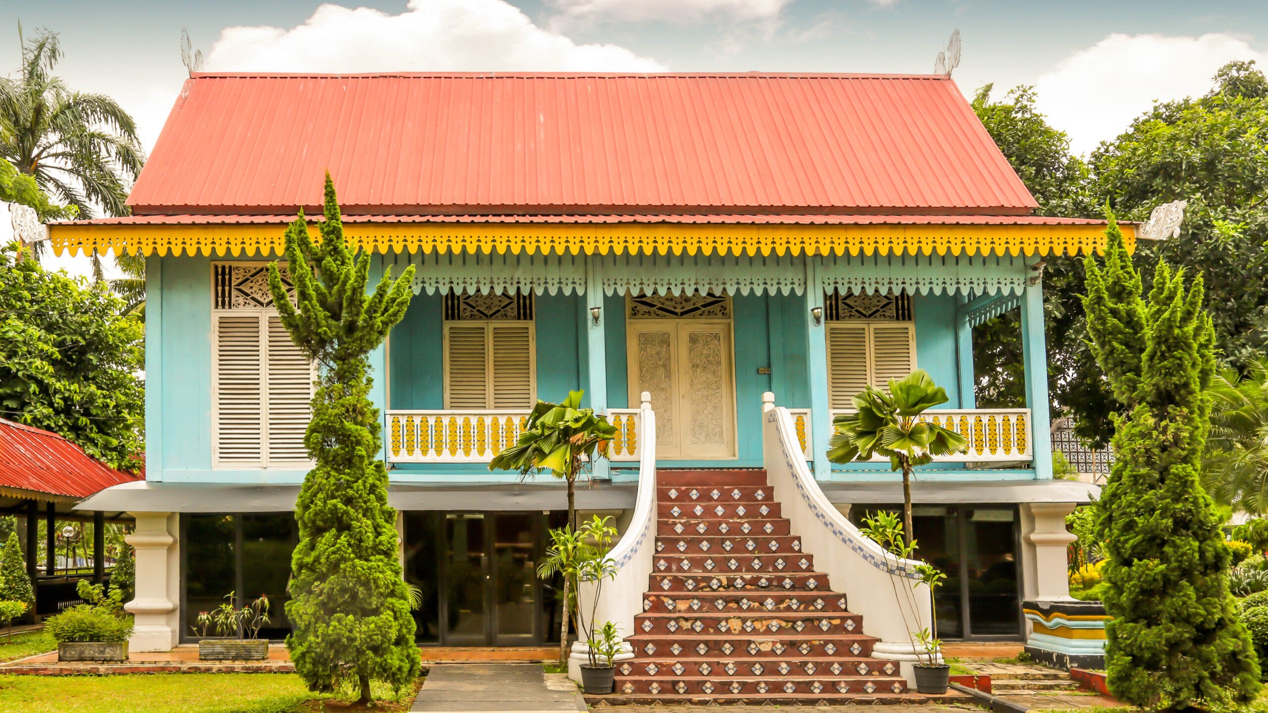 Keindahan dan Ciri Khas Rumah Adat Melayu di Indonesia
