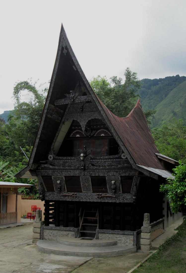 Keindahan dan Ciri Khas Rumah Adat Rumah Padu Ampar