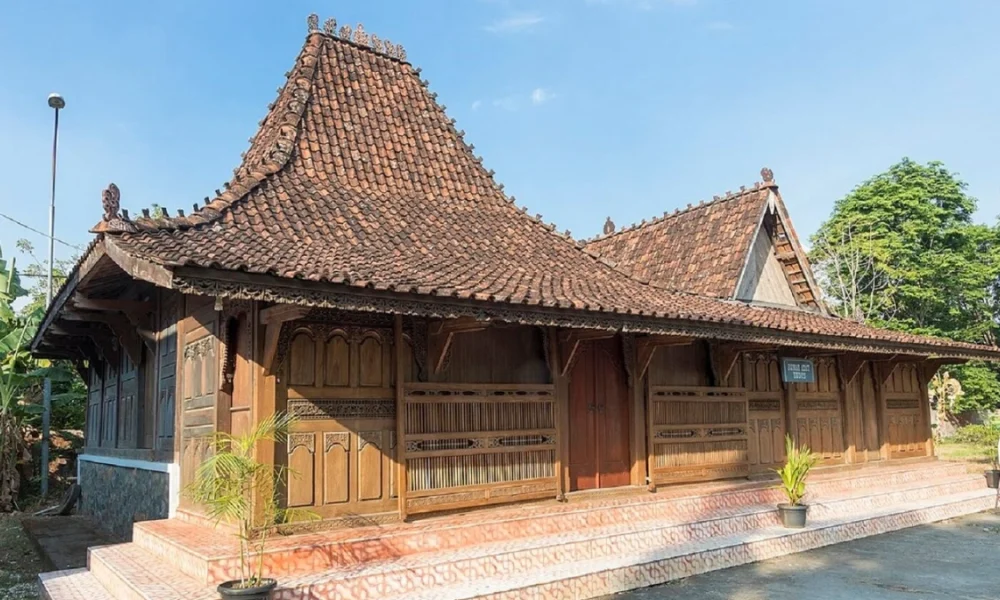Keindahan dan Filosofi Rumah Adat Dhurung di Indonesia