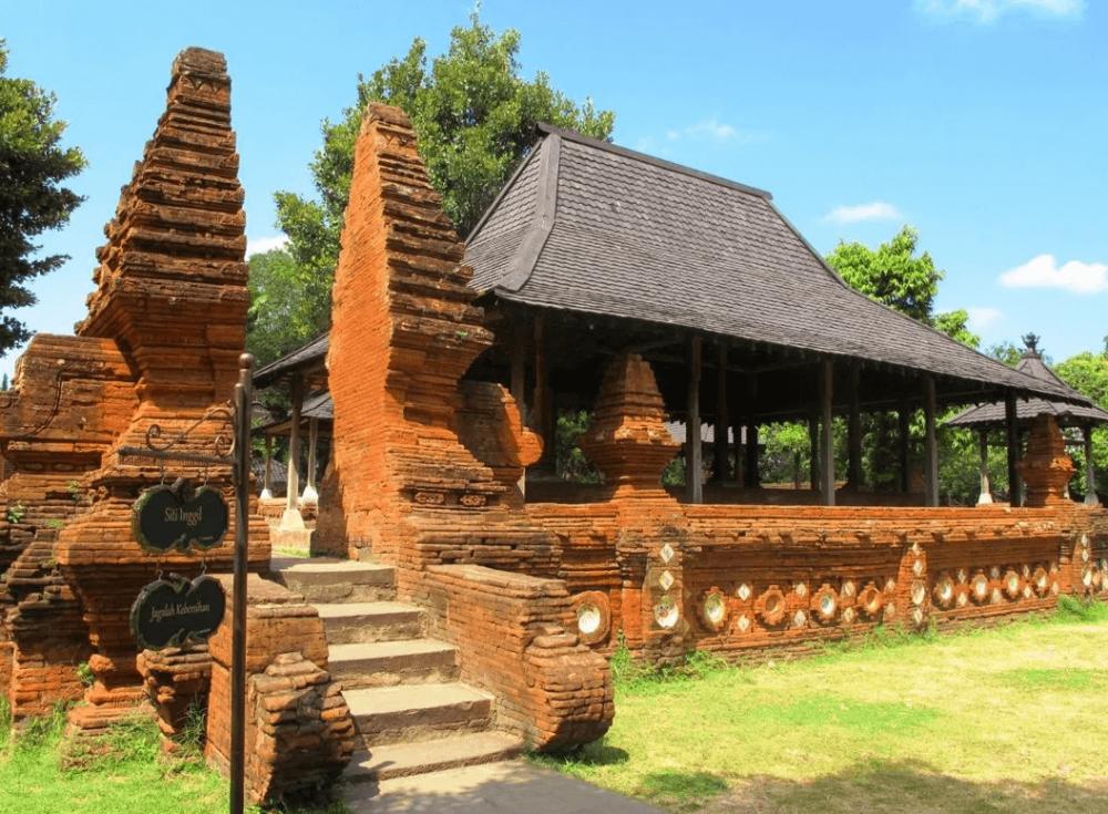 Keindahan dan Filosofi Rumah Kasepuhan sebagai Warisan Adat