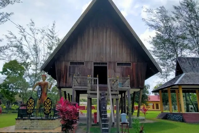 Keindahan dan Fungsi Rumah Betang Pasir Panjang di Kalimantan