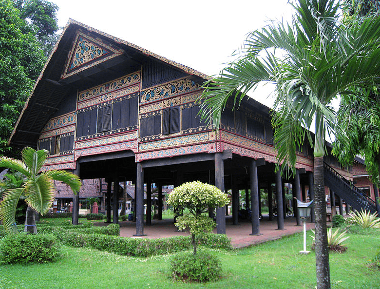 Keindahan dan Keunikan Rumah Adat Krong Bade di Papua