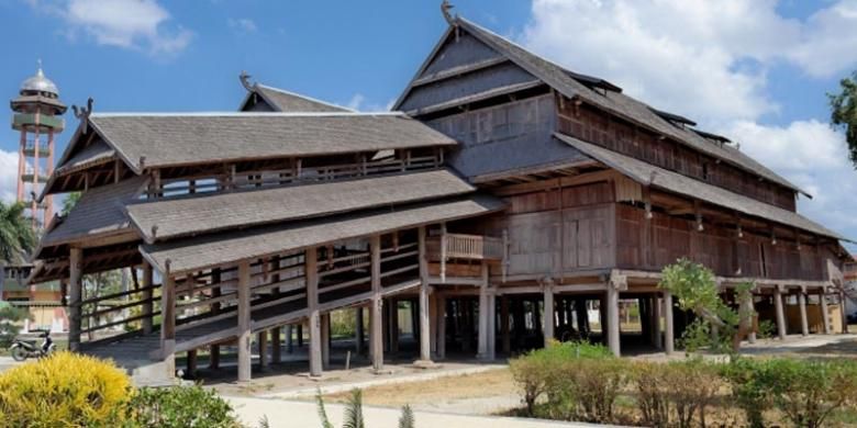 Keindahan dan Keunikan Rumah Adat Rumah Istana Sumbawa