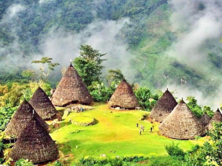 Keindahan dan Keunikan Rumah Adat Rumah Mbaru Niang di Nusa Tenggara