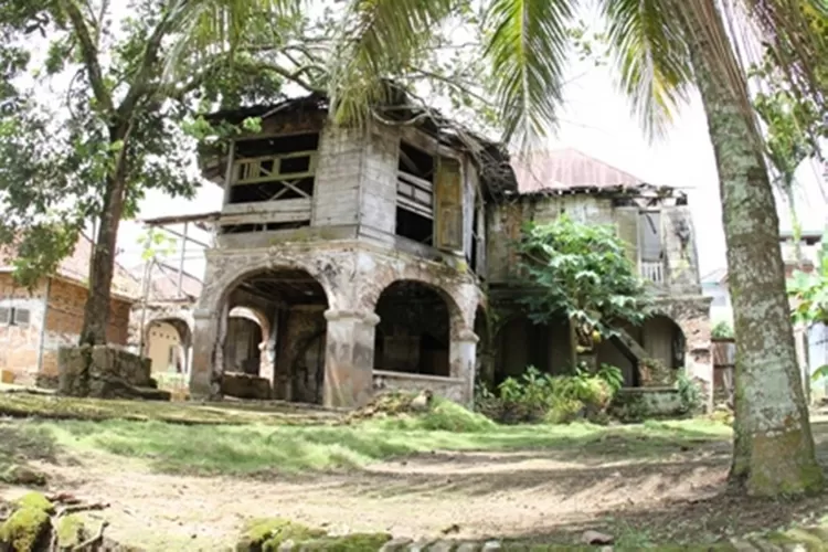 Keindahan Rumah Adat Rumah Batu Pangeran Wirokusumo