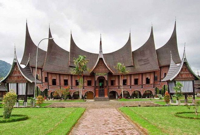 Keindahan Rumah Gonjong Ampek Baanjuang: Warisan Adat Minangkabau