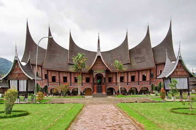 Keindahan Rumah Gonjong Ampek Baanjuang: Warisan Adat Minangkabau