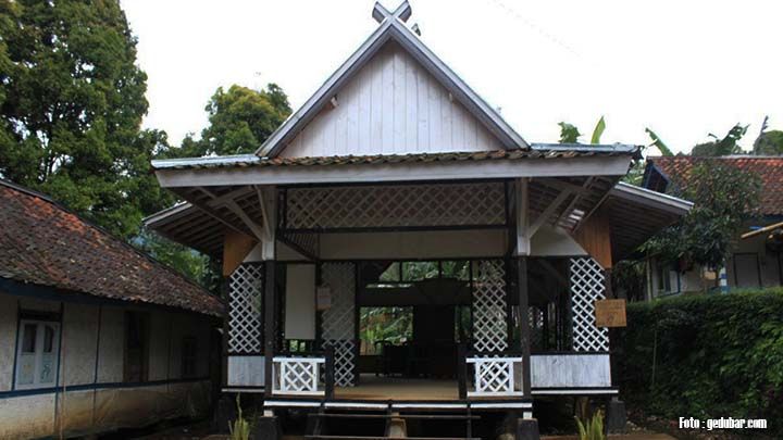 Keunikan Rumah Adat Imah Julung Ngapak yang Memikat