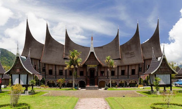 Keunikan Rumah Adat Rumah Ganjong Sibak Baju di Sumatera Barat