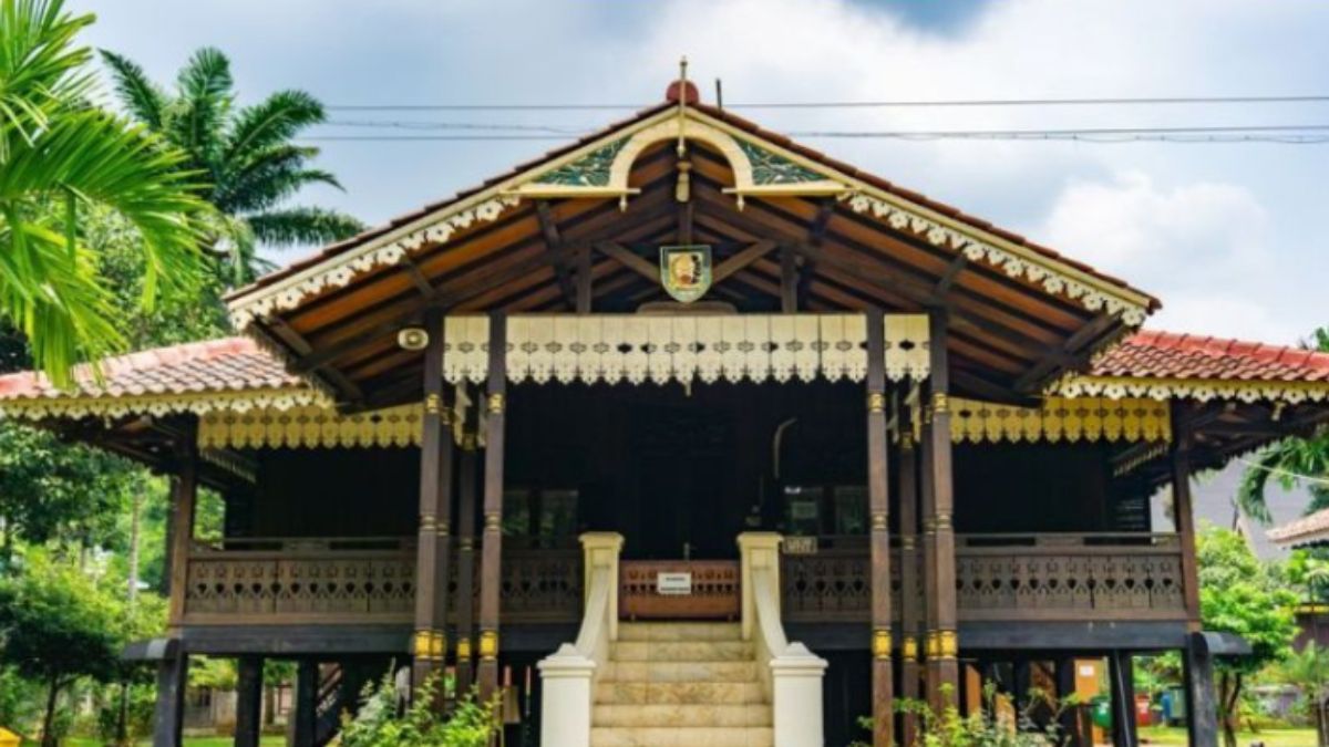 Mengulas Rumah Adat Bubungan Lima: Arsitektur Tradisional Kalimantan
