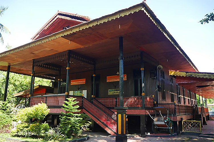 Keindahan Arsitektur Rumah Adat Ma’lihe dan Potiwaluya