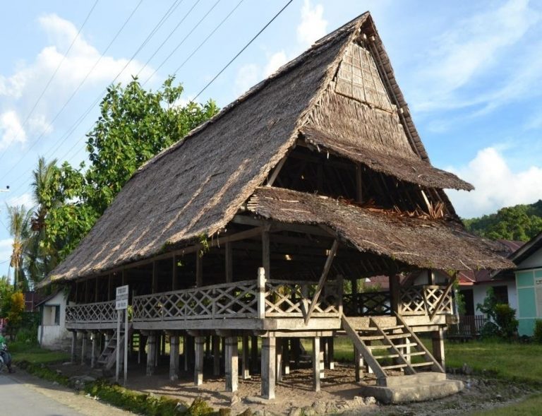 Keindahan dan Keunikan Rumah Adat Balieo di Nusa Tenggara Timur