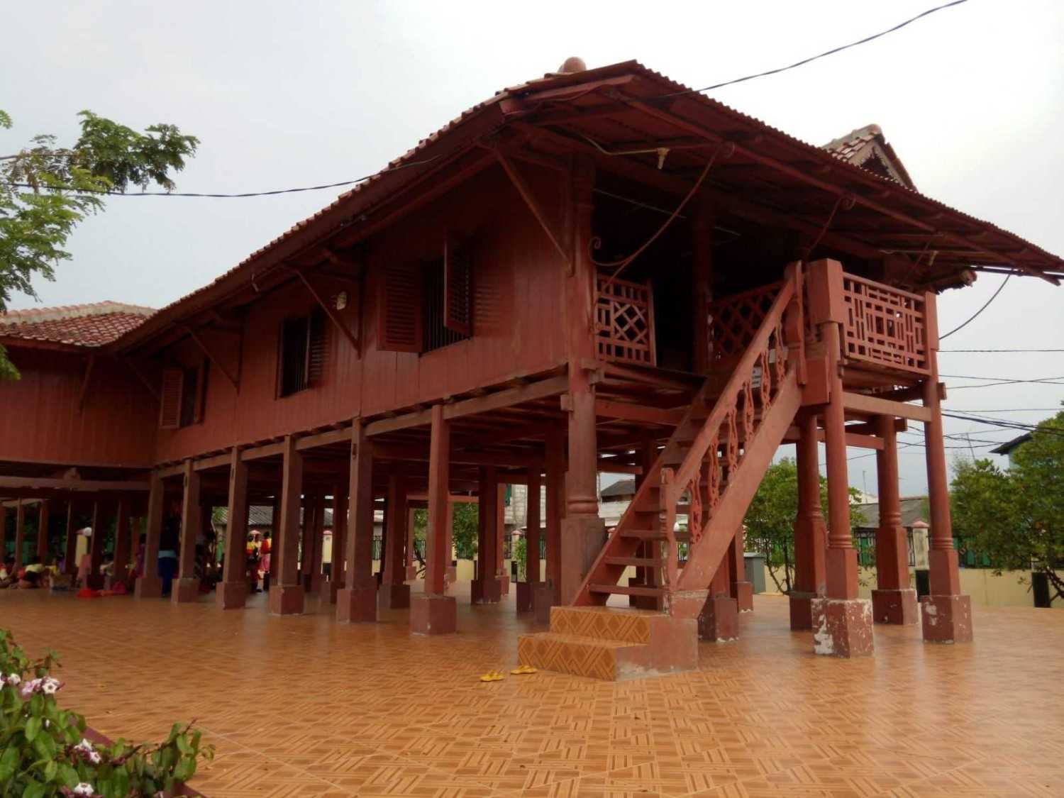 Keindahan Rumah Adat Betawi Panggung dan Ciri Khasnya