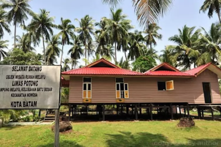 Keunikan Rumah Adat Melayu Atap Limas Potong yang Memukau