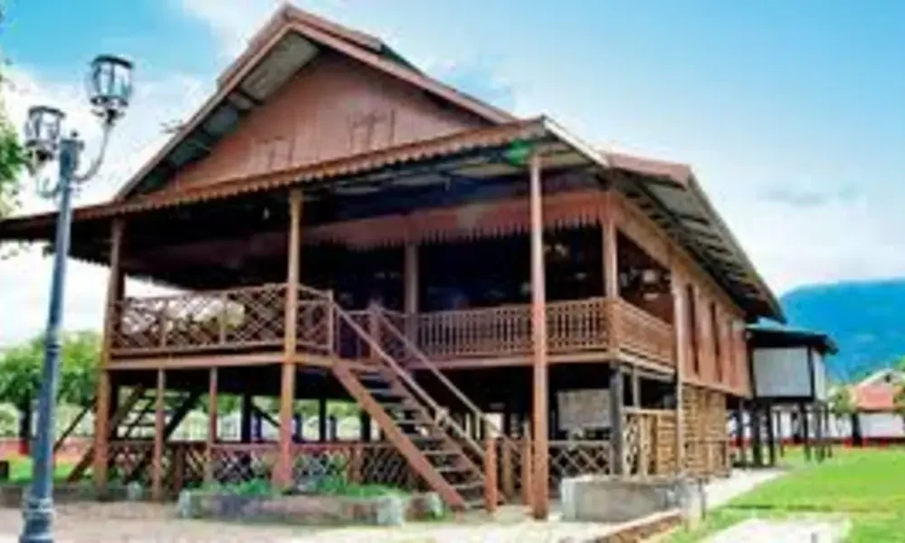 Keindahan dan Ciri Khas Rumah Adat Rumah Souraja Indonesia