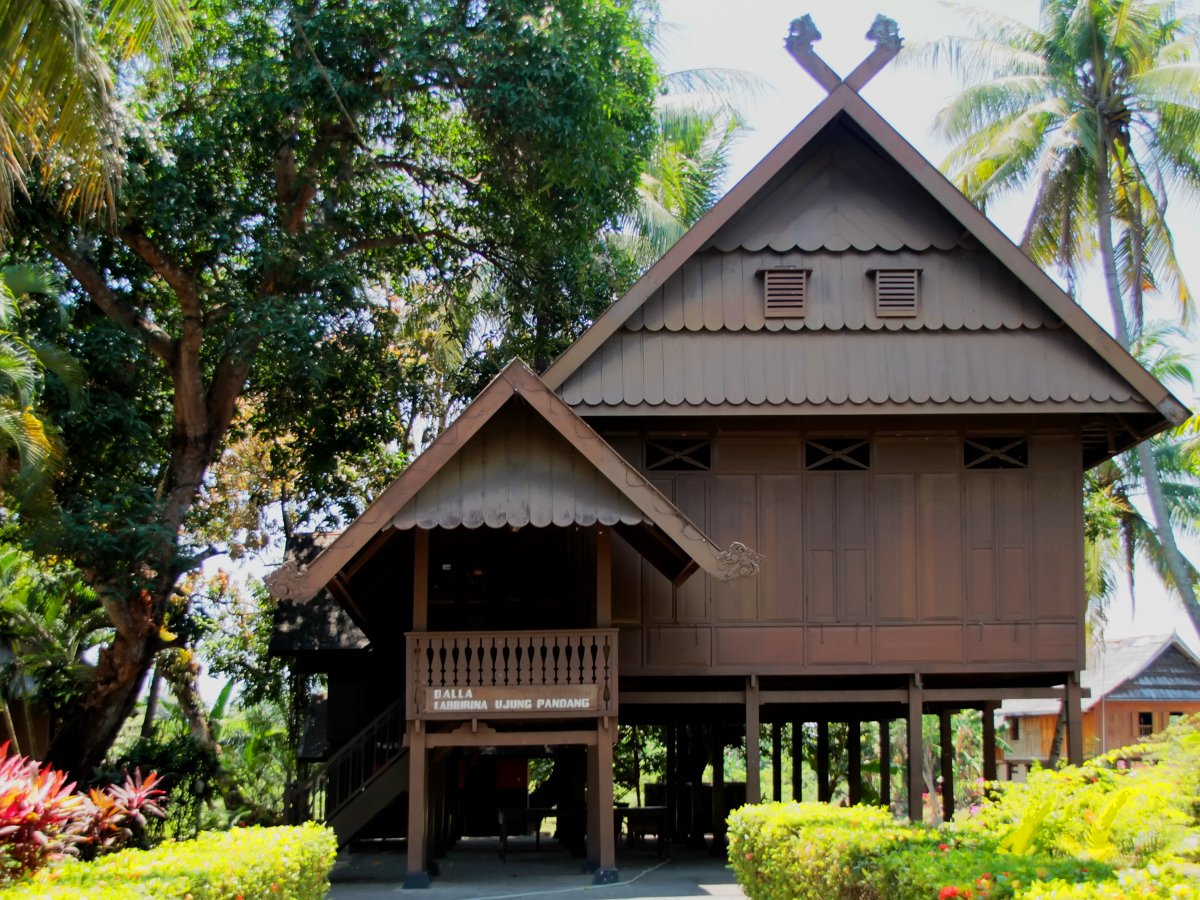 Keindahan dan Ciri Khas Rumah Adat Suku Bugis di Indonesia