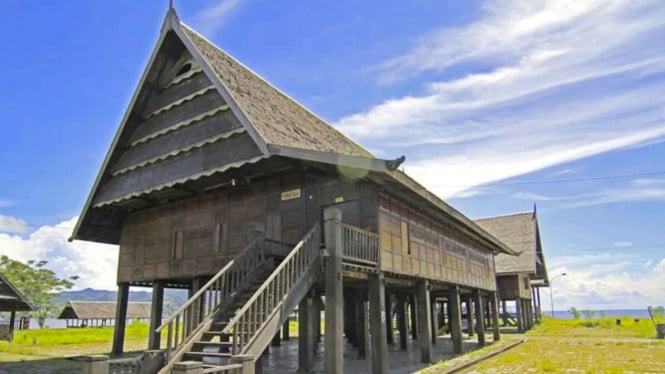 Keindahan dan Ciri Khas Rumah Adat Suku Luwuk di Indonesia