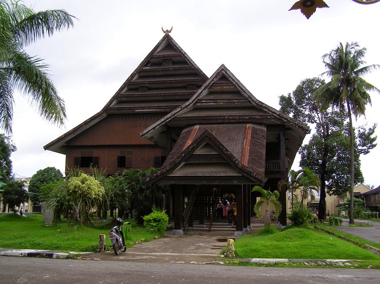 Keindahan dan Fungsi Rumah Adat Suku Makassar