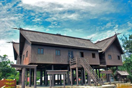 Keindahan dan Fungsi Rumah Betang dalam Budaya Indonesia