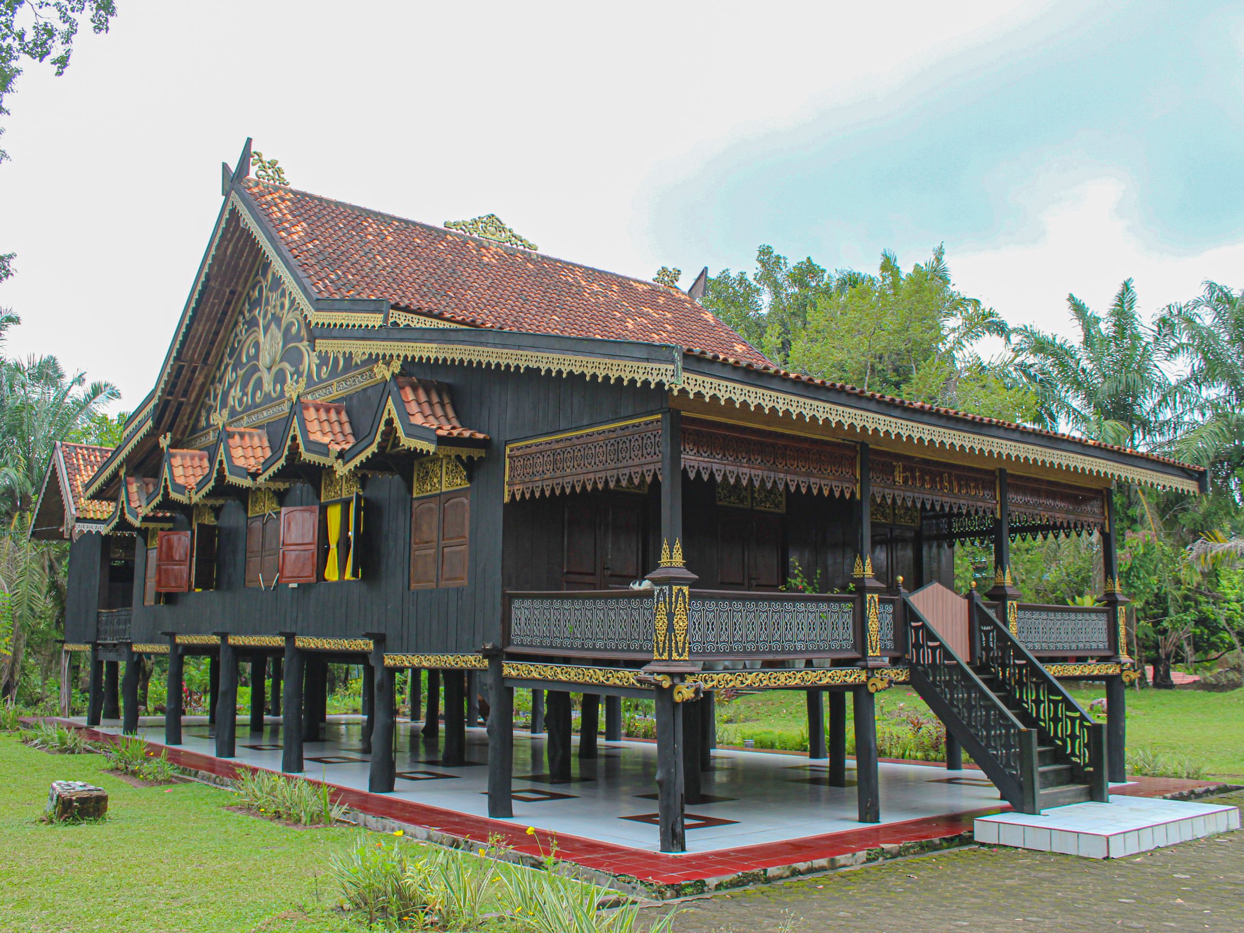 Keindahan Rumah Adat Kajang Leko: Warisan Budaya Kalimantan Selatan