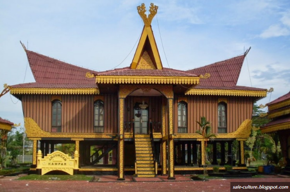 Keindahan Rumah Adat Melayu Atap Limas Potong di Indonesia