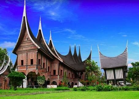 Keindahan Rumah Adat Rumah Gadang Jenis Gajah Maharam