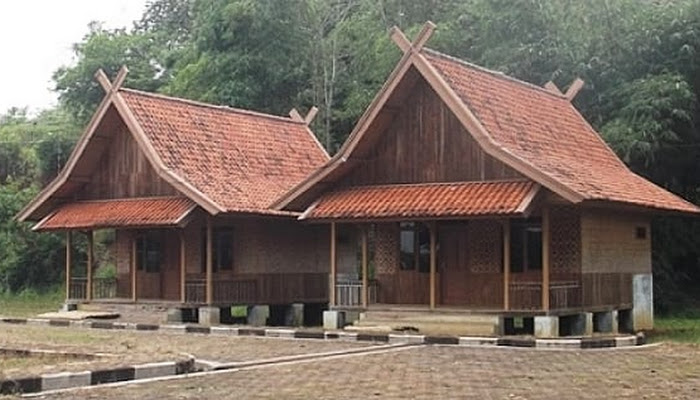 Mengenal Rumah Adat Imah Badak Heuay: Warisan Budaya Sunda