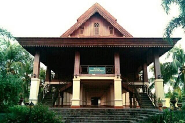 Keindahan Rumah Adat Dulohupa Gorontalo yang Tradisional