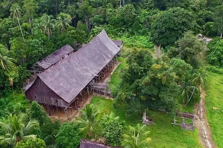 Keindahan Rumah Betang Desa Tumbang Bukoi yang Tradisional