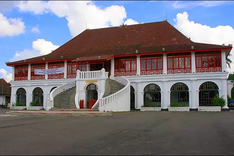 Menelusuri Keunikan Rumah Adat Rumah Cara Gudang di Indonesia