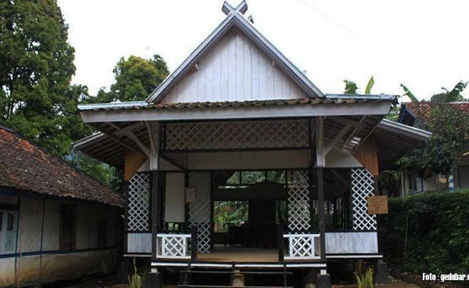 Mengenal Rumah Adat Imah Julung Ngapak: Warisan Budaya Jawa Barat